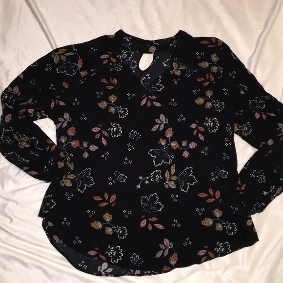Maurice’s size 4 black floral top - Picture 2 of 3